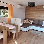 Apartament Krisztina Vendeghaz - Kueloenallo - Itt Csak Ti Vagytok *