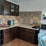 Krisztina Vendeghaz - Kueloenallo - Itt Csak Ti Vagytok *