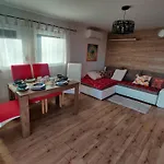 Krisztina Vendeghaz - Kueloenallo - Itt Csak Ti Vagytok