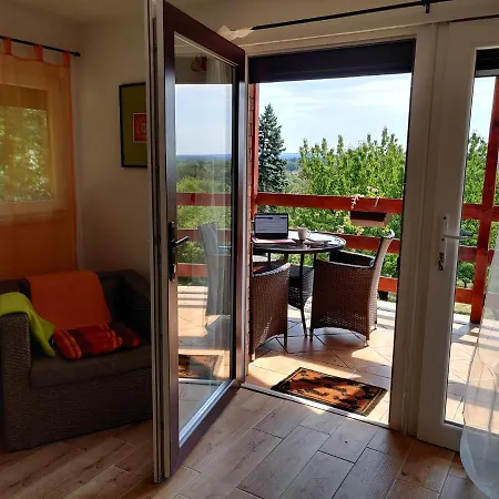 Apartment Krisztina Vendeghaz - Kueloenallo - Itt Csak Ti Vagytok Leányfalu