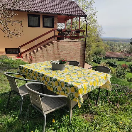 Krisztina Vendeghaz - Kueloenallo - Itt Csak Ti Vagytok Leányfalu